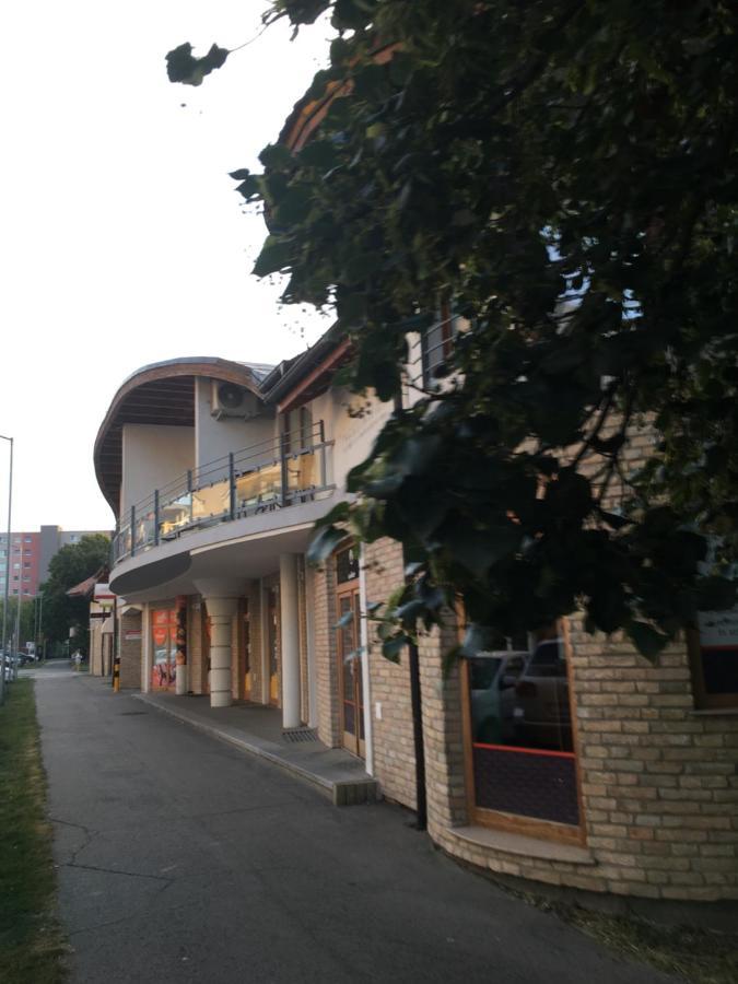 Konde Apartments A Dunajská Streda Exterior foto