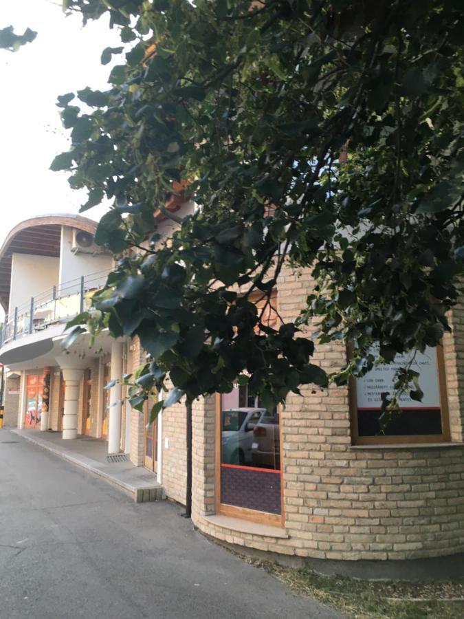 Konde Apartments A Dunajská Streda Exterior foto